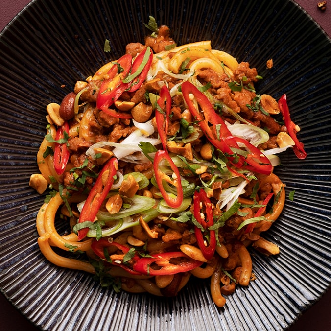 Warzywa z makaronem Asian Noodles w stylu syczuańskim